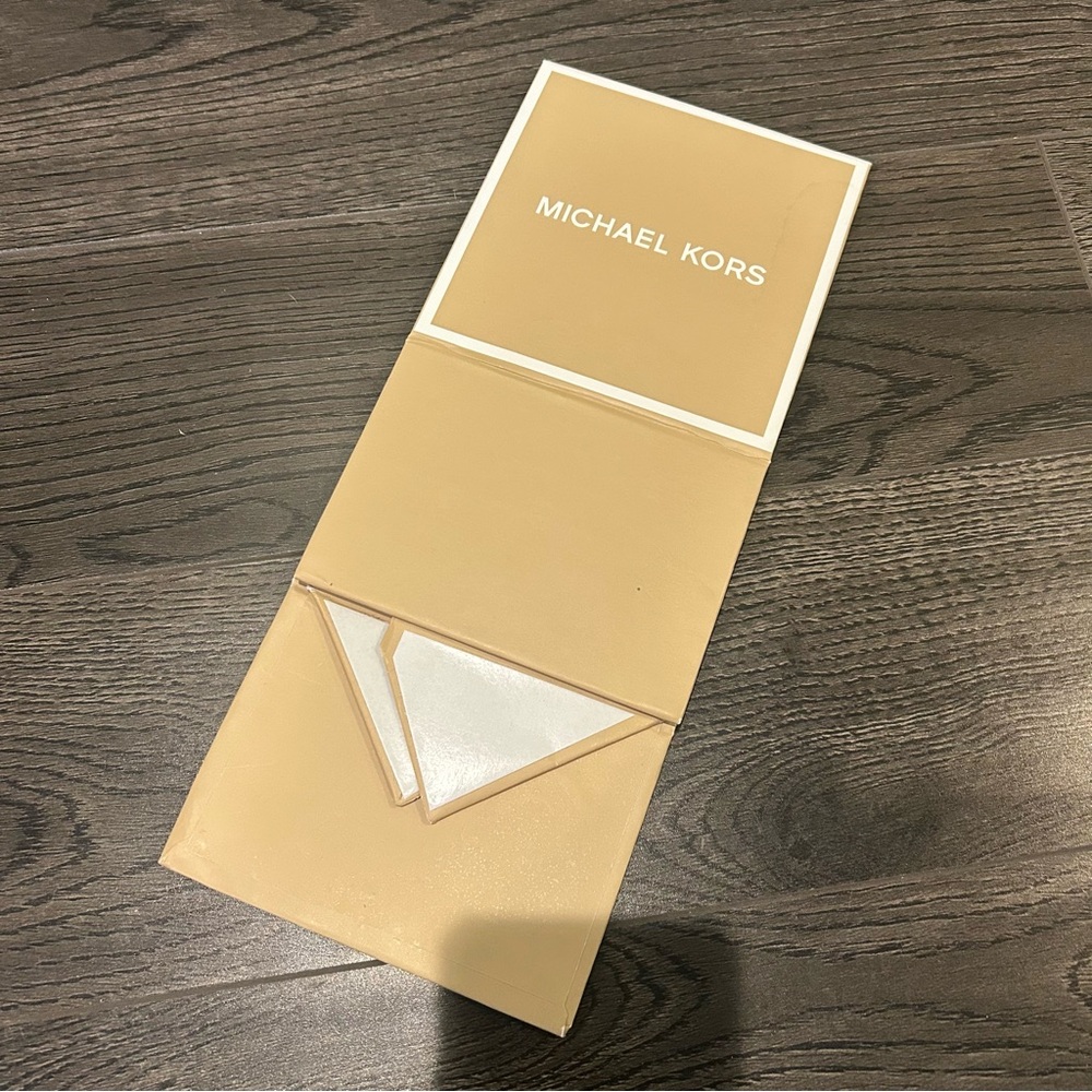 Michael Kors Gift Box - Picture 2 of 6